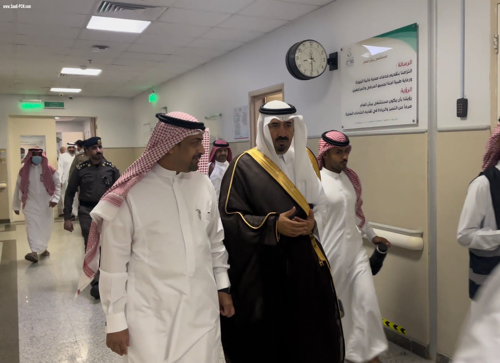 محافظ بيش يزور المنومين بمستشفى بيش العام ويهنئهم بالعيد