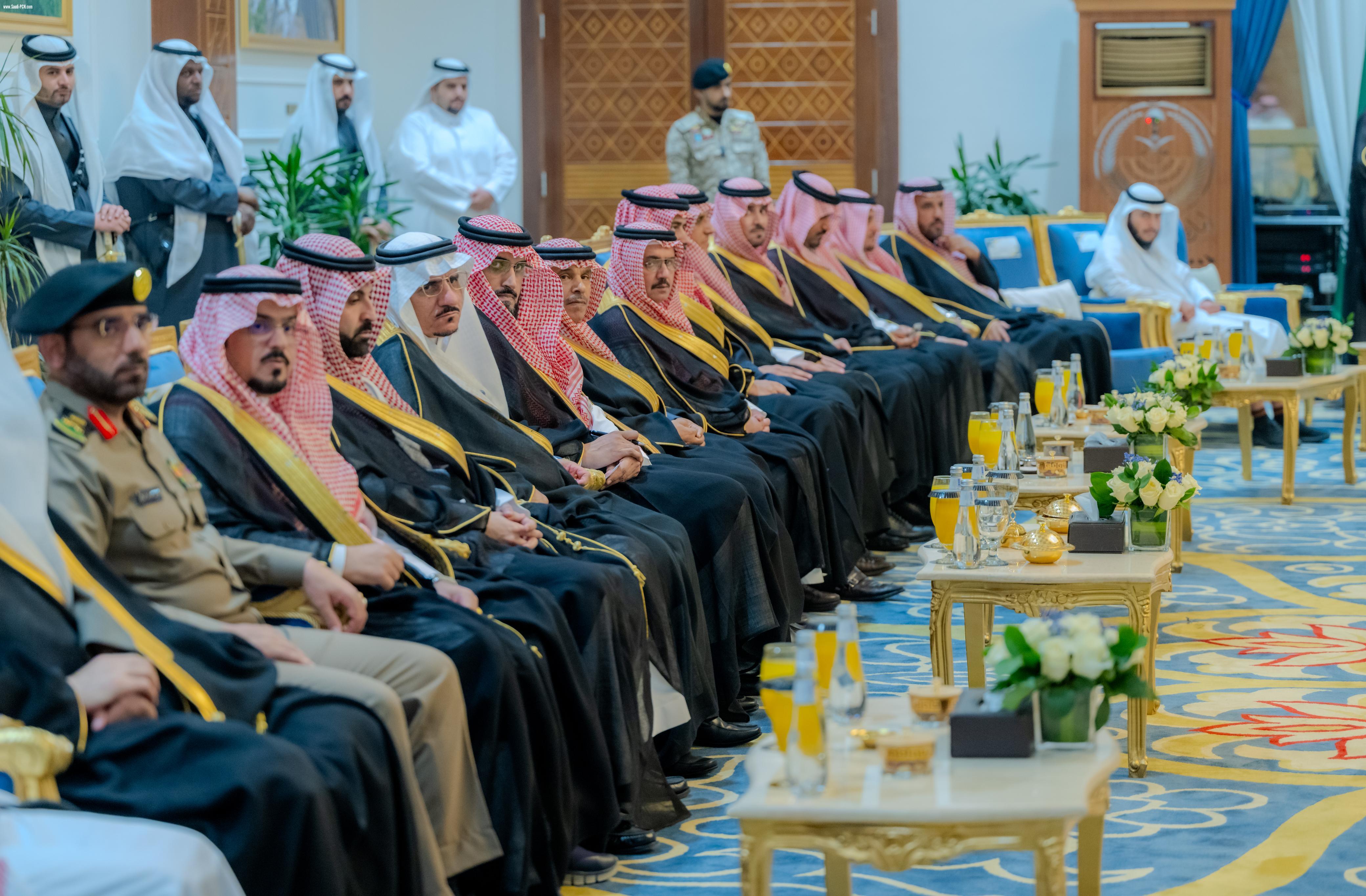 أمير الباحة يلتقى المسؤولين والأهالي خلال جلسته الأسبوعية