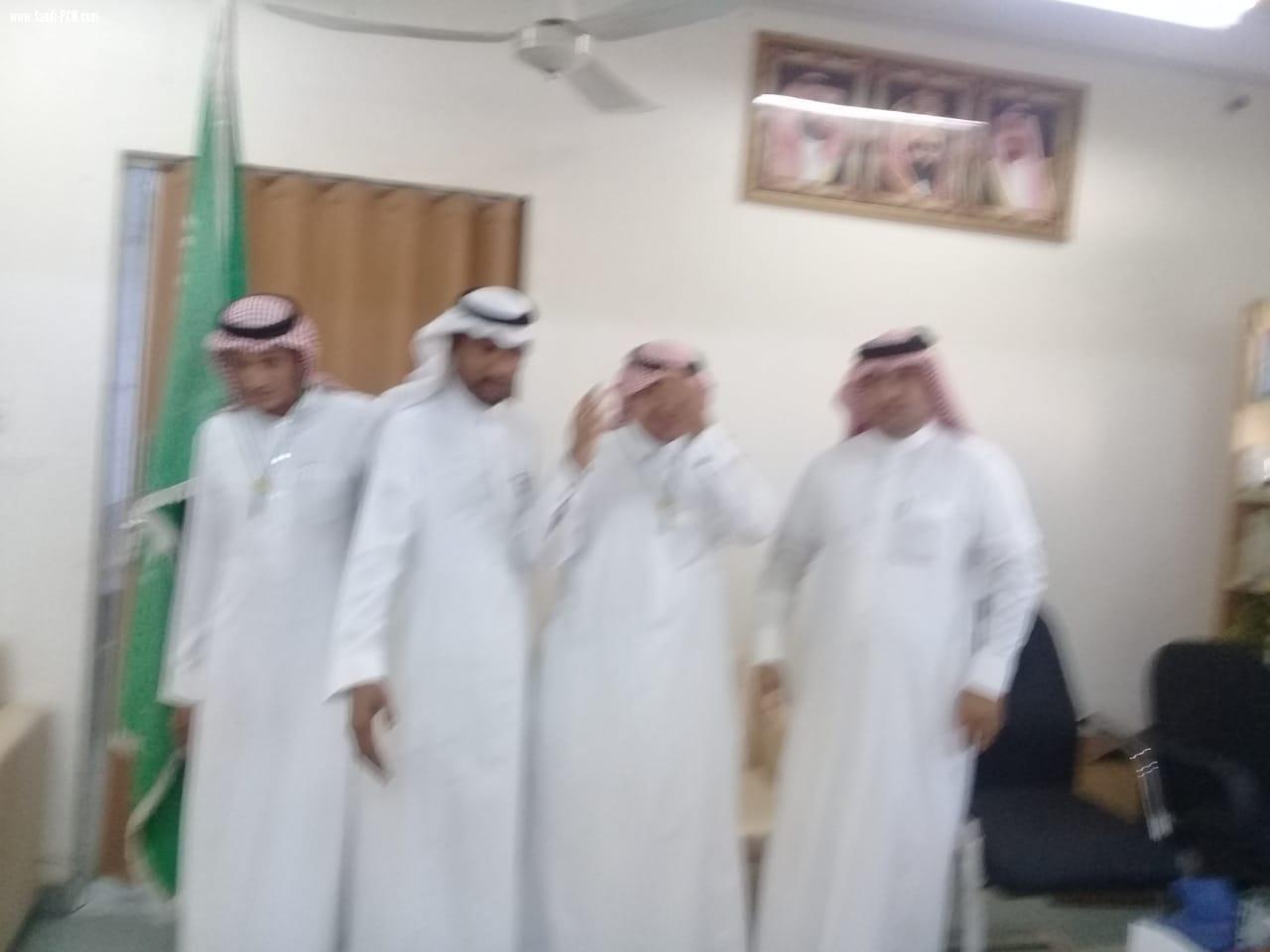 مساعد مدير مكتب التعليم بالعيدابي ( الغزواني )  يكرم الفريق الكشفي بمتوسطة العيدابي الأولى لحصولهم على المركز الأول بمسابقة رسل السلام