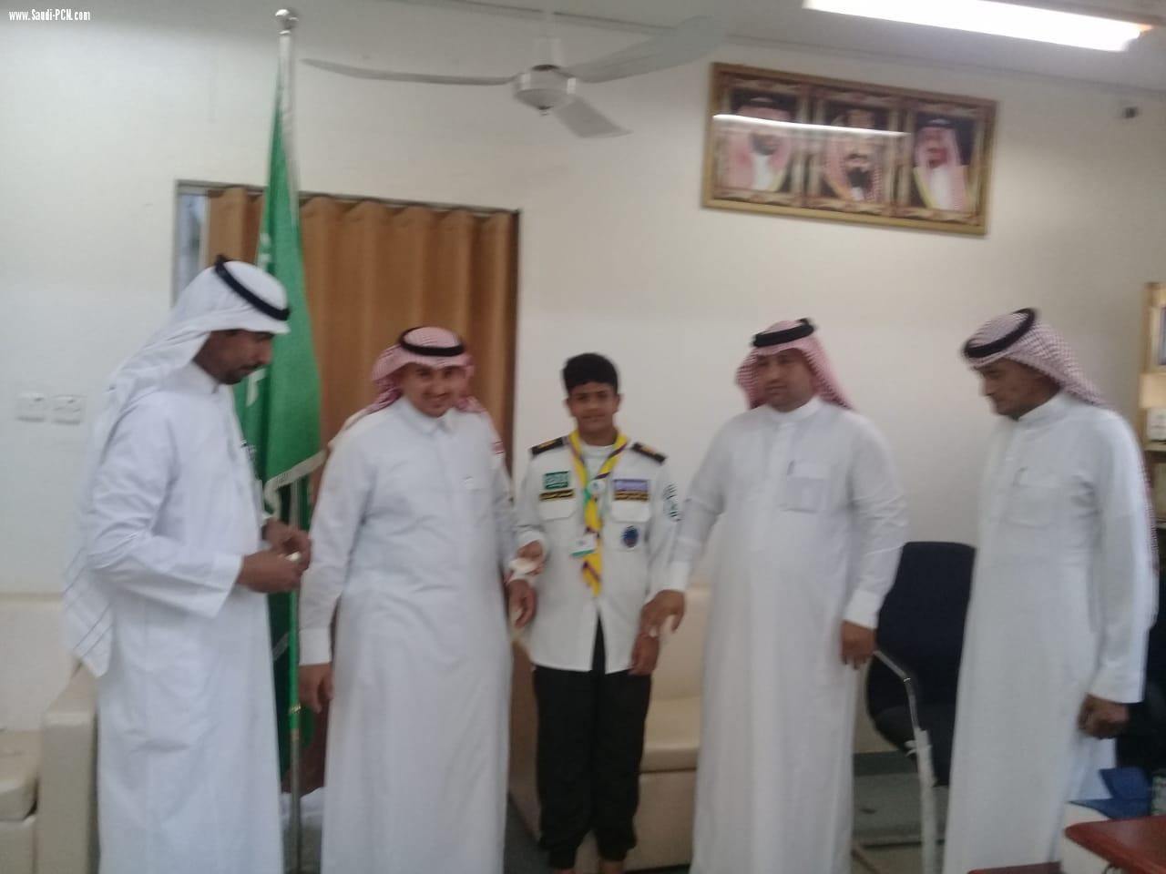 مساعد مدير مكتب التعليم بالعيدابي ( الغزواني )  يكرم الفريق الكشفي بمتوسطة العيدابي الأولى لحصولهم على المركز الأول بمسابقة رسل السلام