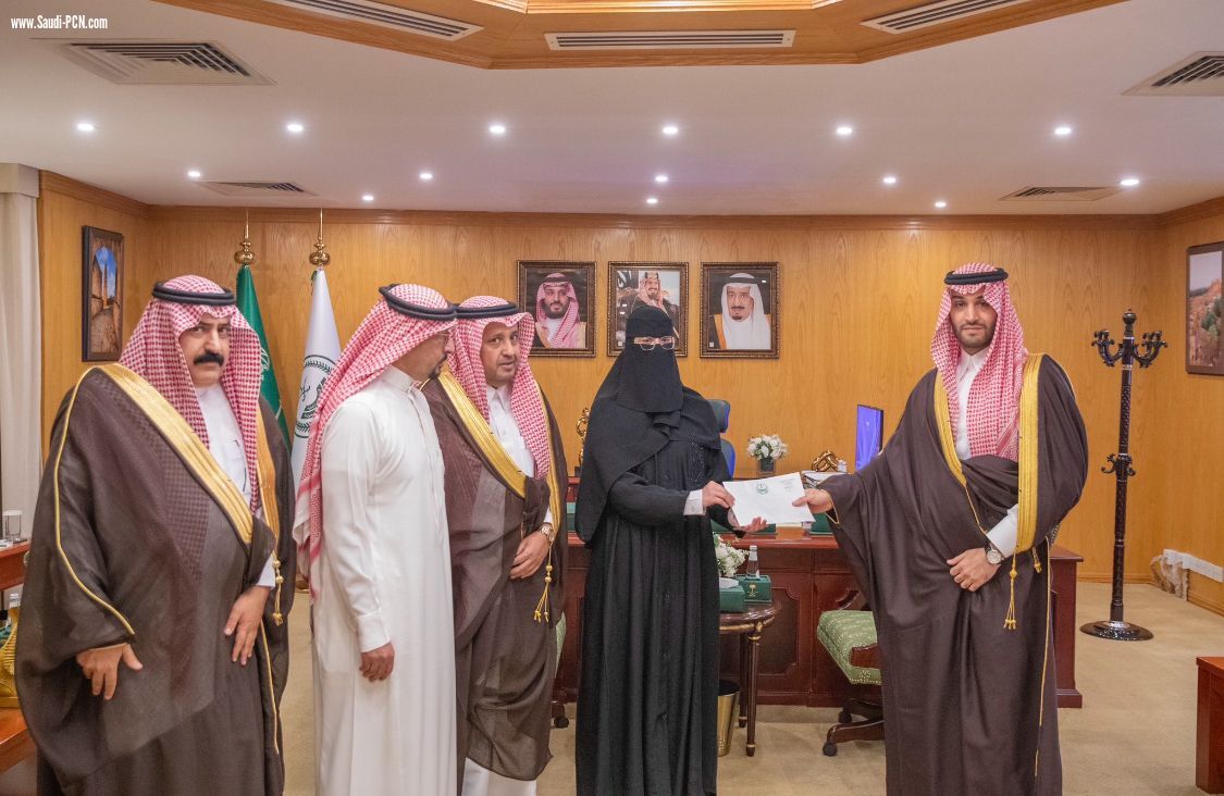 نائب أمير الجوف يكرم الطالبة شيهانة الريس لفوزها في مبادرة منافس