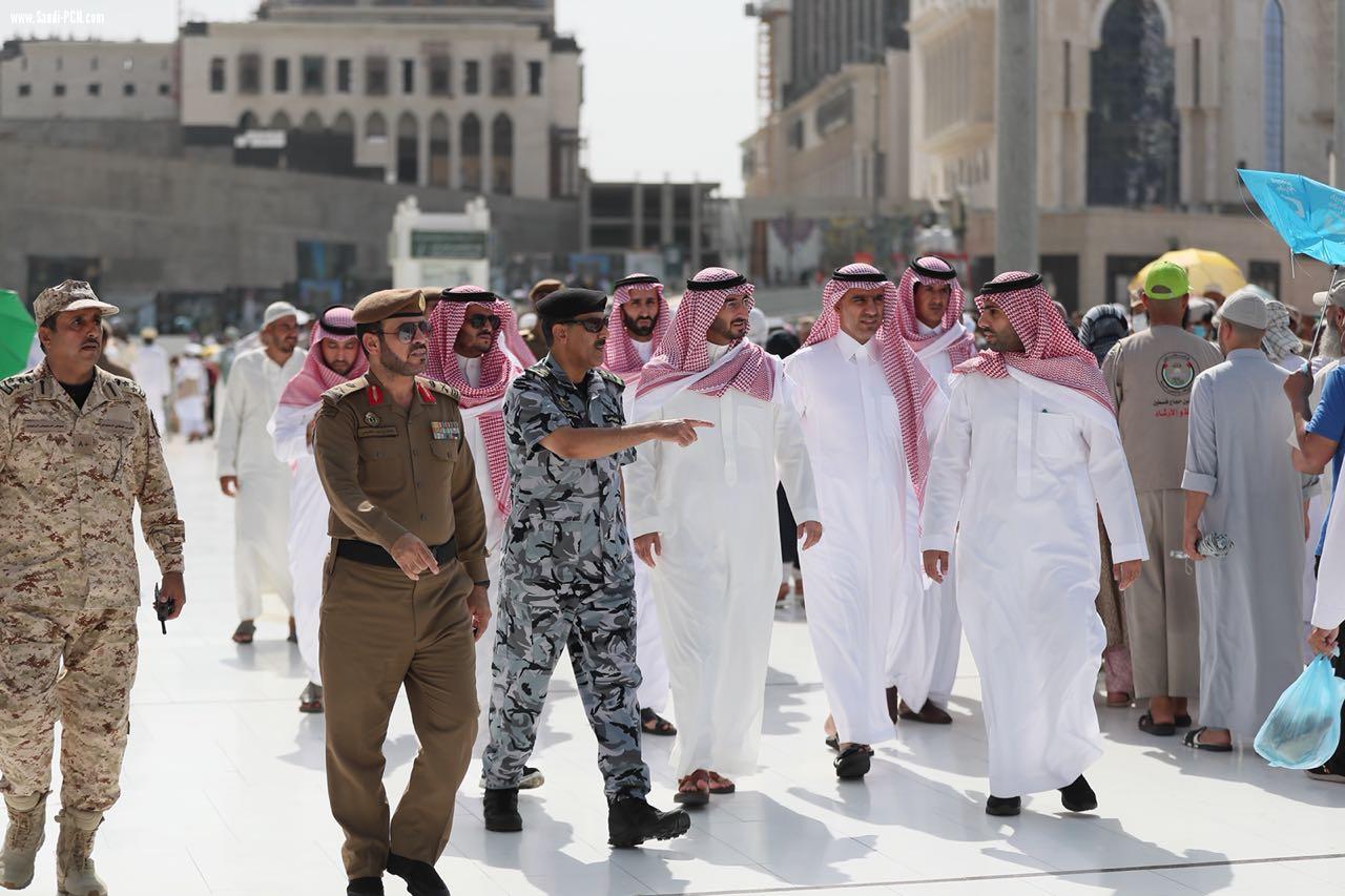 نائب أمير مكة يتابع حركة ضيوف الرحمن المتعجلين من داخل غرفة العمليات بالمسجد الحرام 