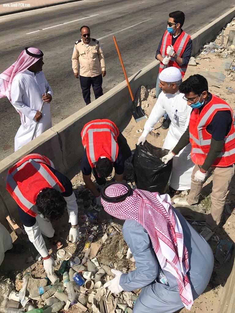  طلاب جامعة الإمام عبد الرحمن بالدمام يرفعون 50 كيلو من النفايات عن جامعتهم
