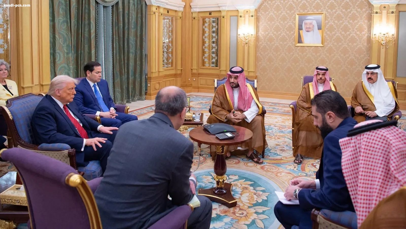 ولي العهد يجتمع بالرئيس الأمريكي والرئيس السوري بمشاركة الرئيس التركي لبحث مستقبل سوريا ورفع العقوبات