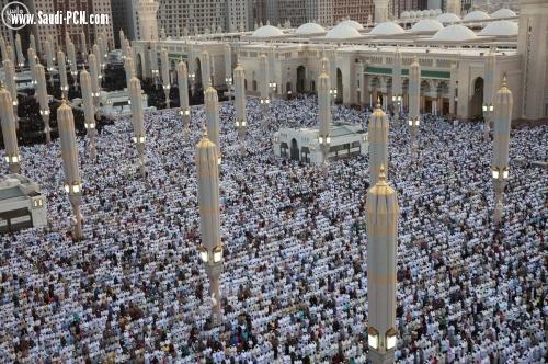 جموع المصلين في المدينة المنورة يؤدون أول صلاة تراويح في أول ليلة لشهر رمضان المبارك بالمسجد النبوي الشريف