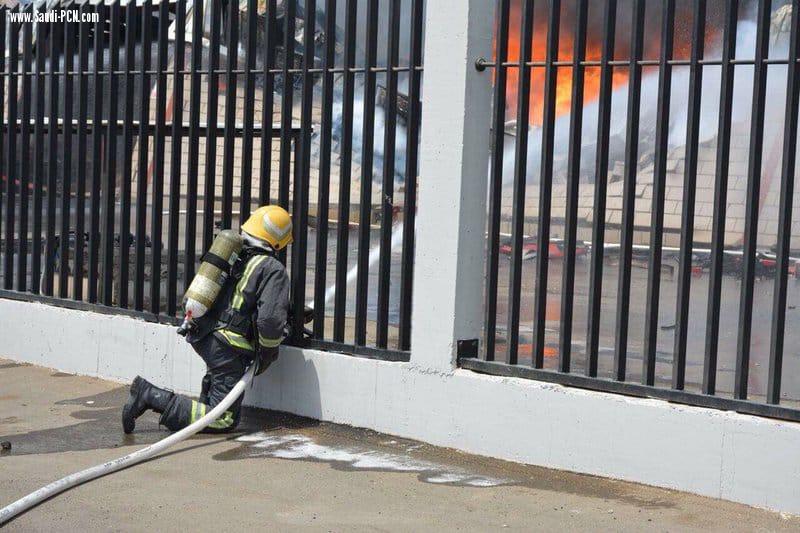 مدني جدة يباشر حريق مصنع يحوي مواد كيميائية خطرة   صور
