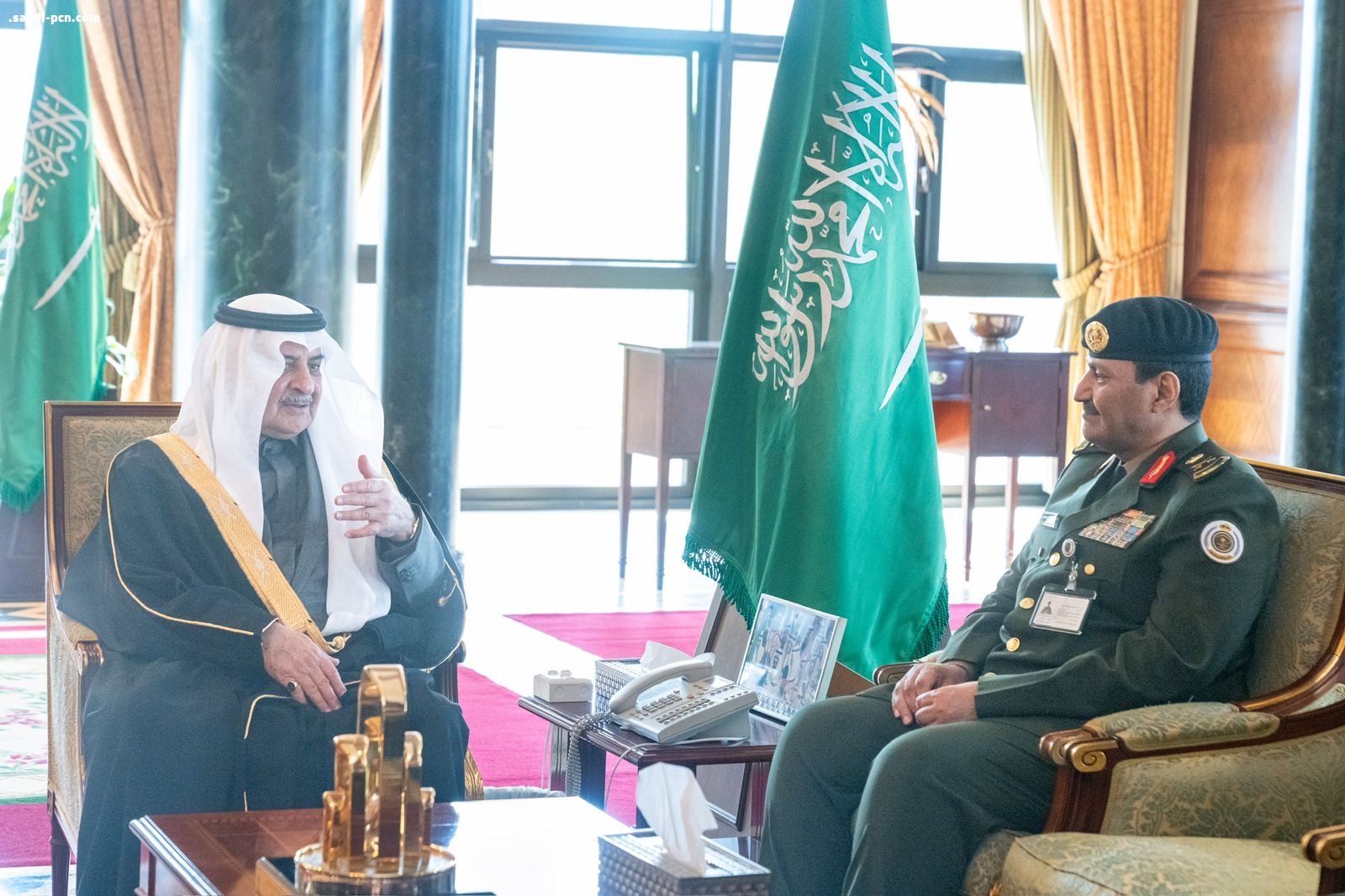 أمير تبوك يستقبل مدير عام السجون بالمملكة   