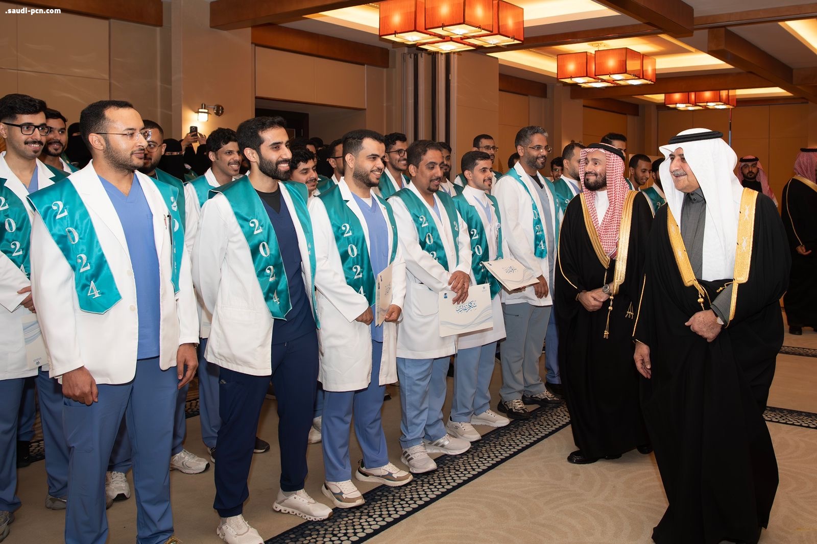 أمير تبوك يرعى حفل تخريج 372 متدربًا من برامج البورد السعودي والدبلومات الصحية  