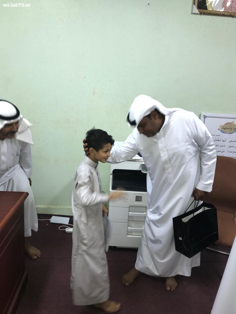 طالب ابتدائي ووالده يكرمان معلمه علي عبده مهدي