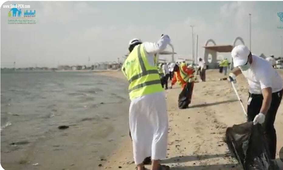 أمانة المنطقة الشرقية تطلق مبادرة تنظيف الشاطئ