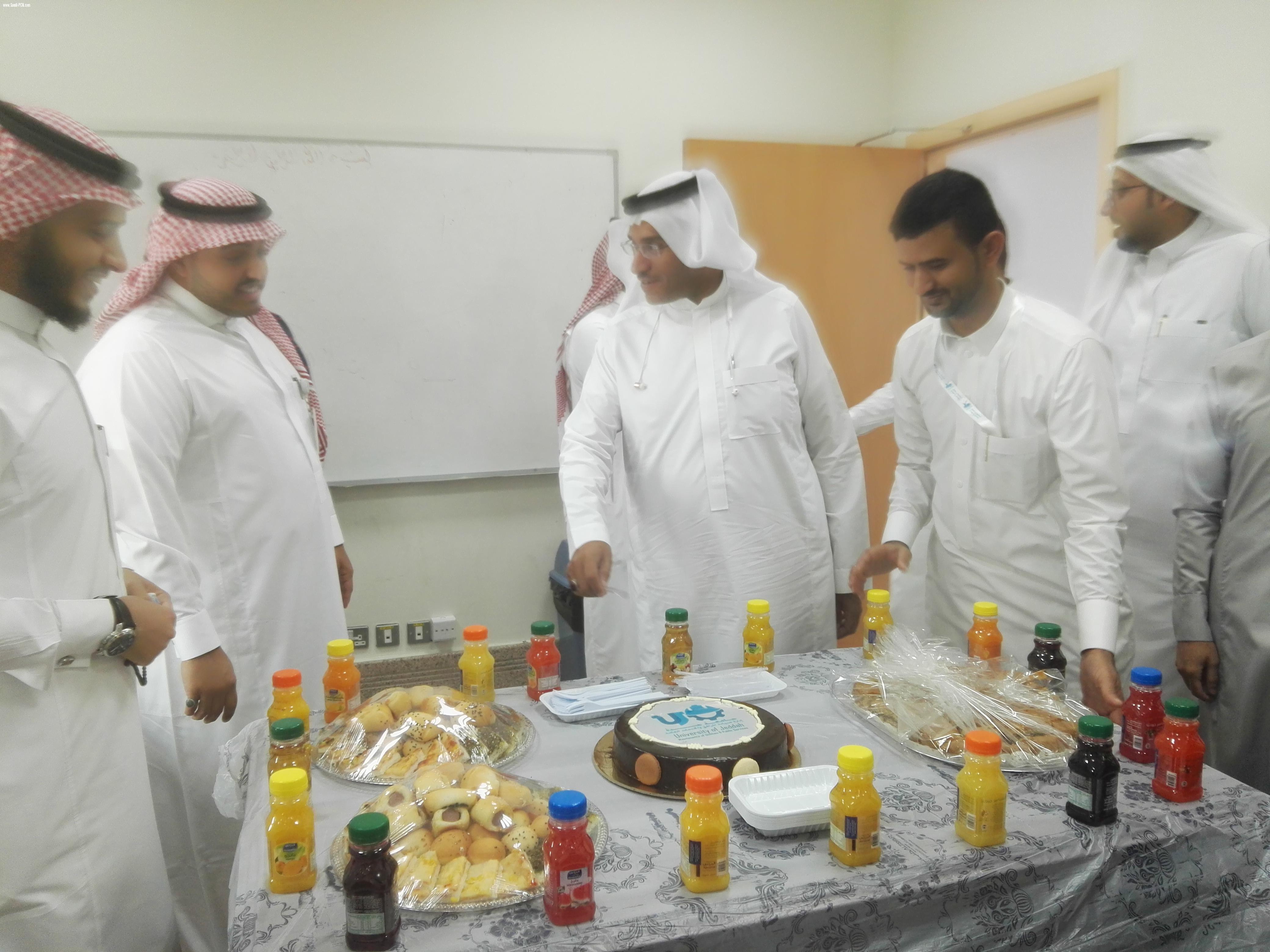 احتفال موظفوا قسم صيانة المرافق والخدمات العامه بجامعة جدة بتجديد تكليف م. محمد معدلي مديرا للإدارة