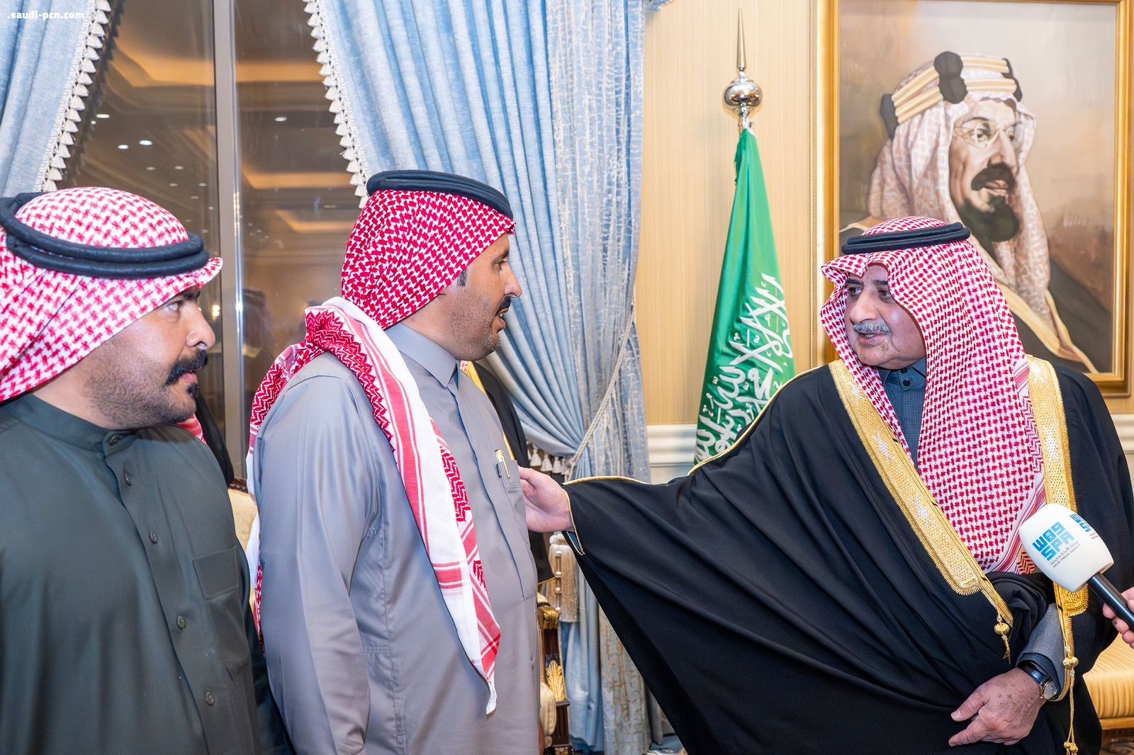 أمير تبوك يكرم شقيقين لأمانتهم ويقدم لهم مكافأة مجزية 