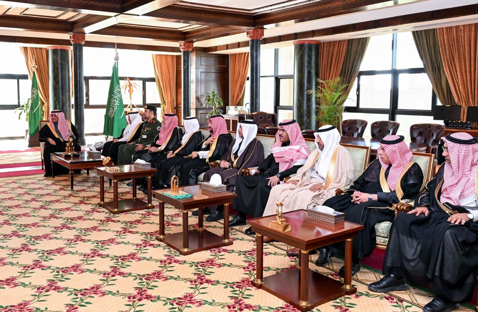 أمير منطقة تبوك يطلع على تقرير عن منجزات وأعمال لجنة تراحم بالمنطقة 