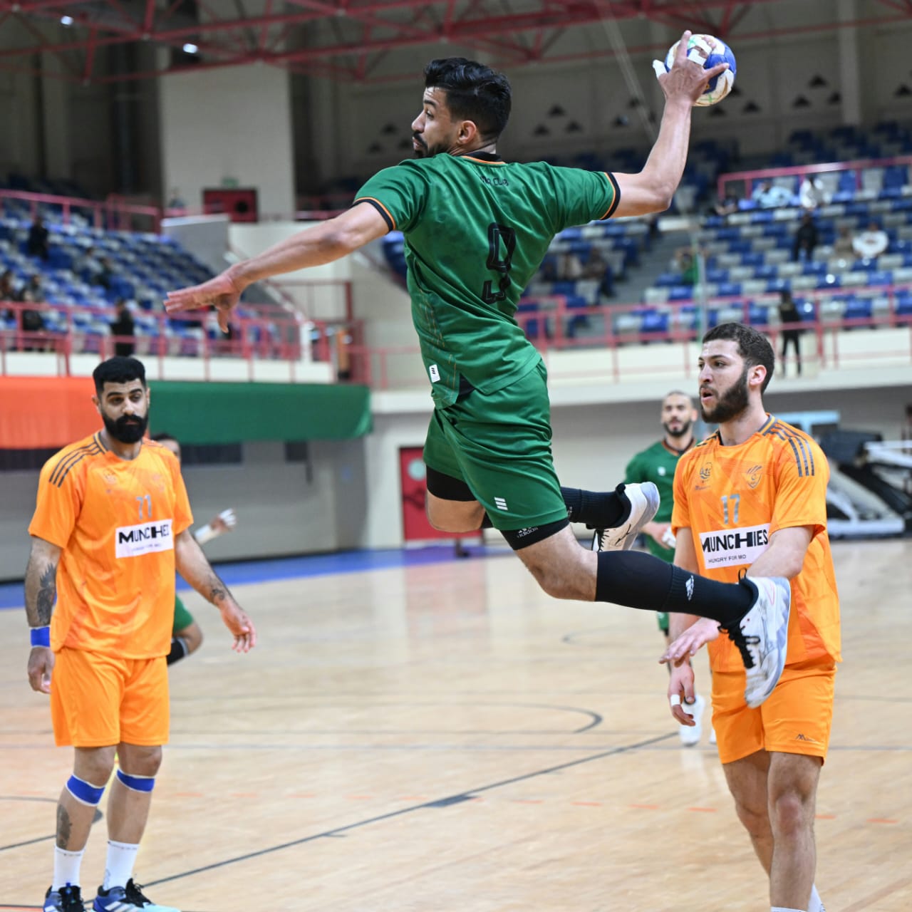 مضر يجتاز النور في قمة مثيرة بـ «دوري كبار اليد»