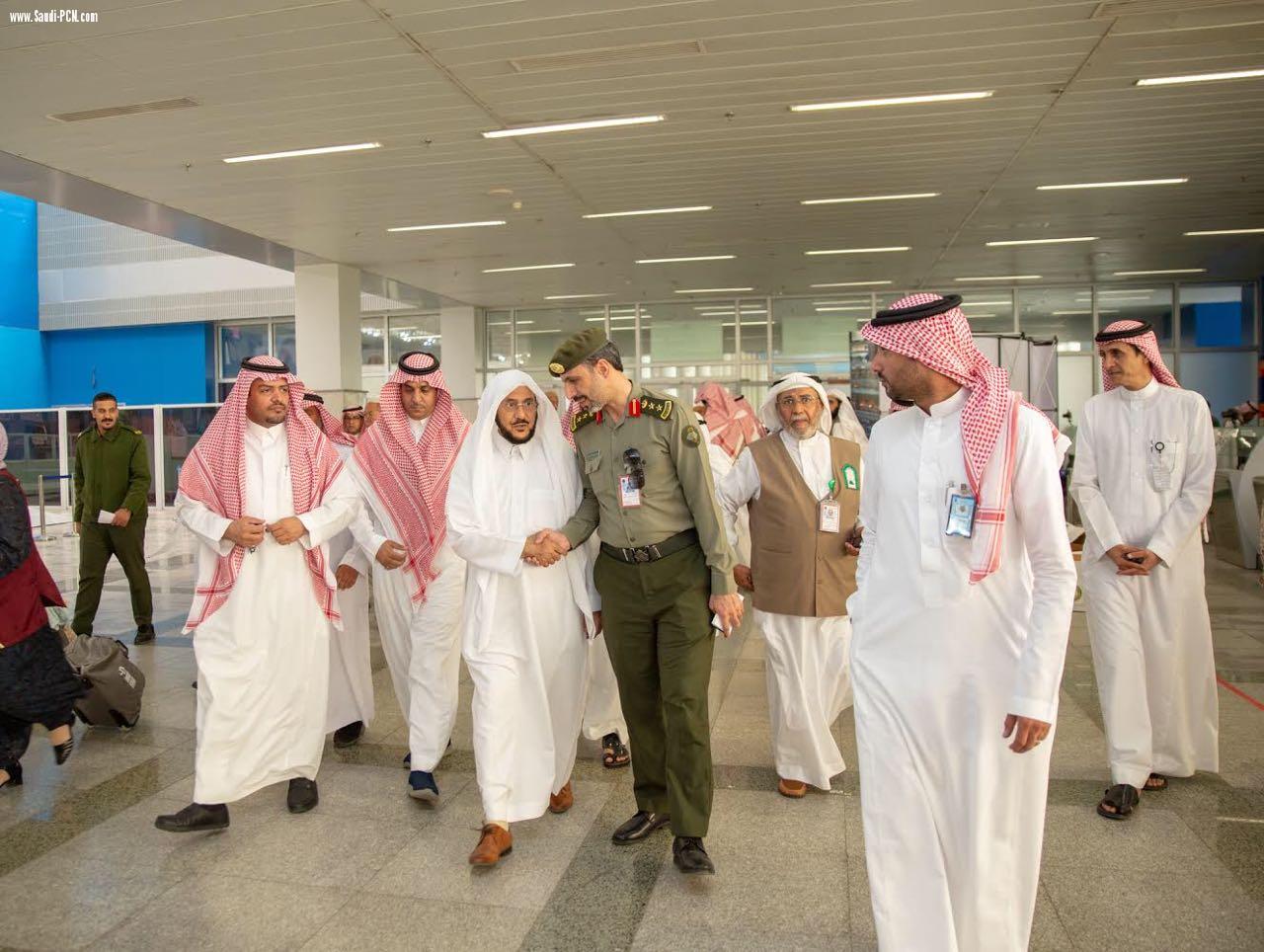 بالصور .. وزير الشؤون الإسلامية يتجول في مطار الملك عبدالعزيز الدولي بمحافظة جدة
