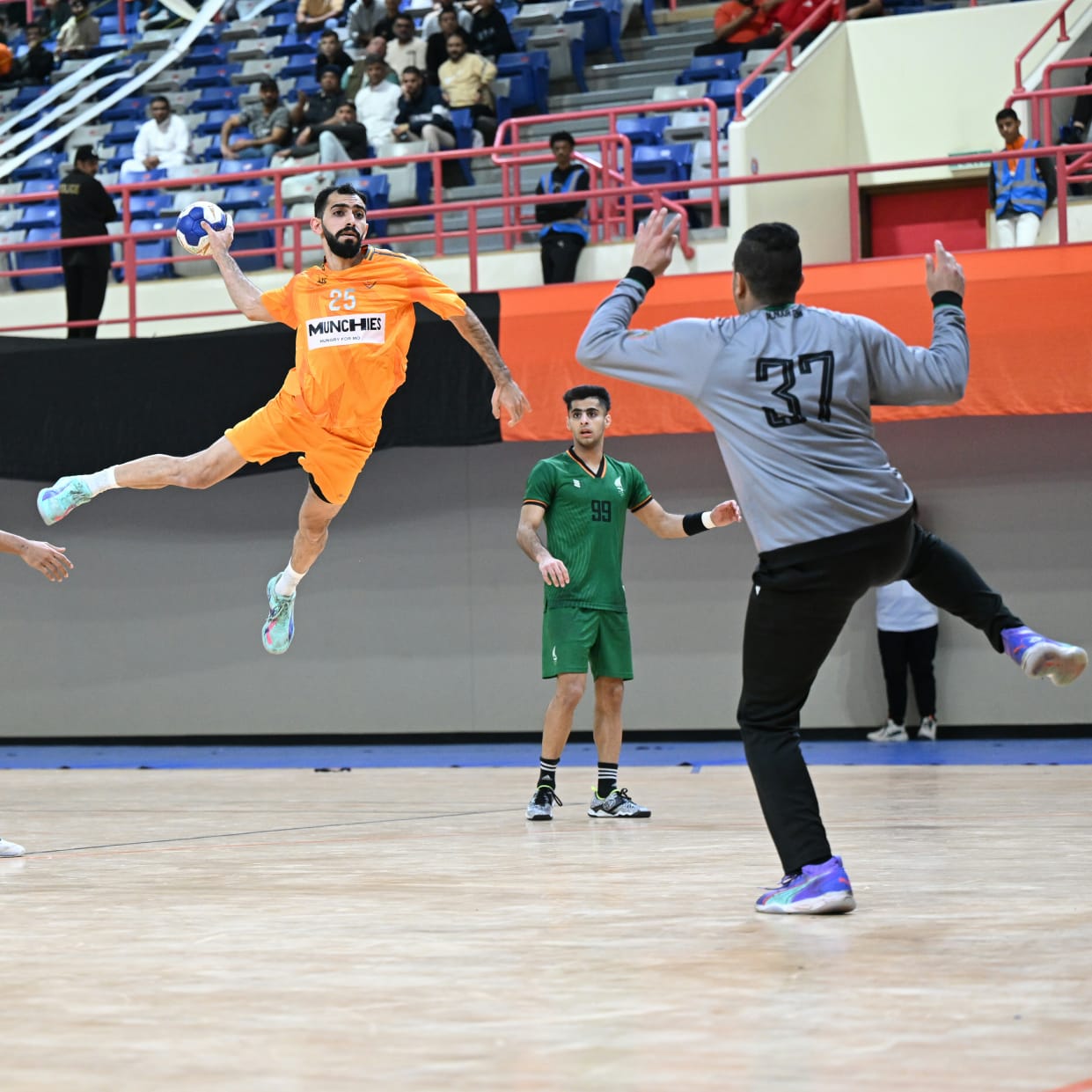 مضر يجتاز النور في قمة مثيرة بـ «دوري كبار اليد»