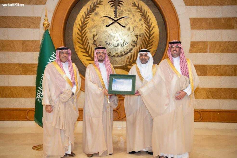 نائب أمير منطقة مكة يتسلم من وزير الصحة شهادة اعتماد مدينة جدة مدينة صحية
