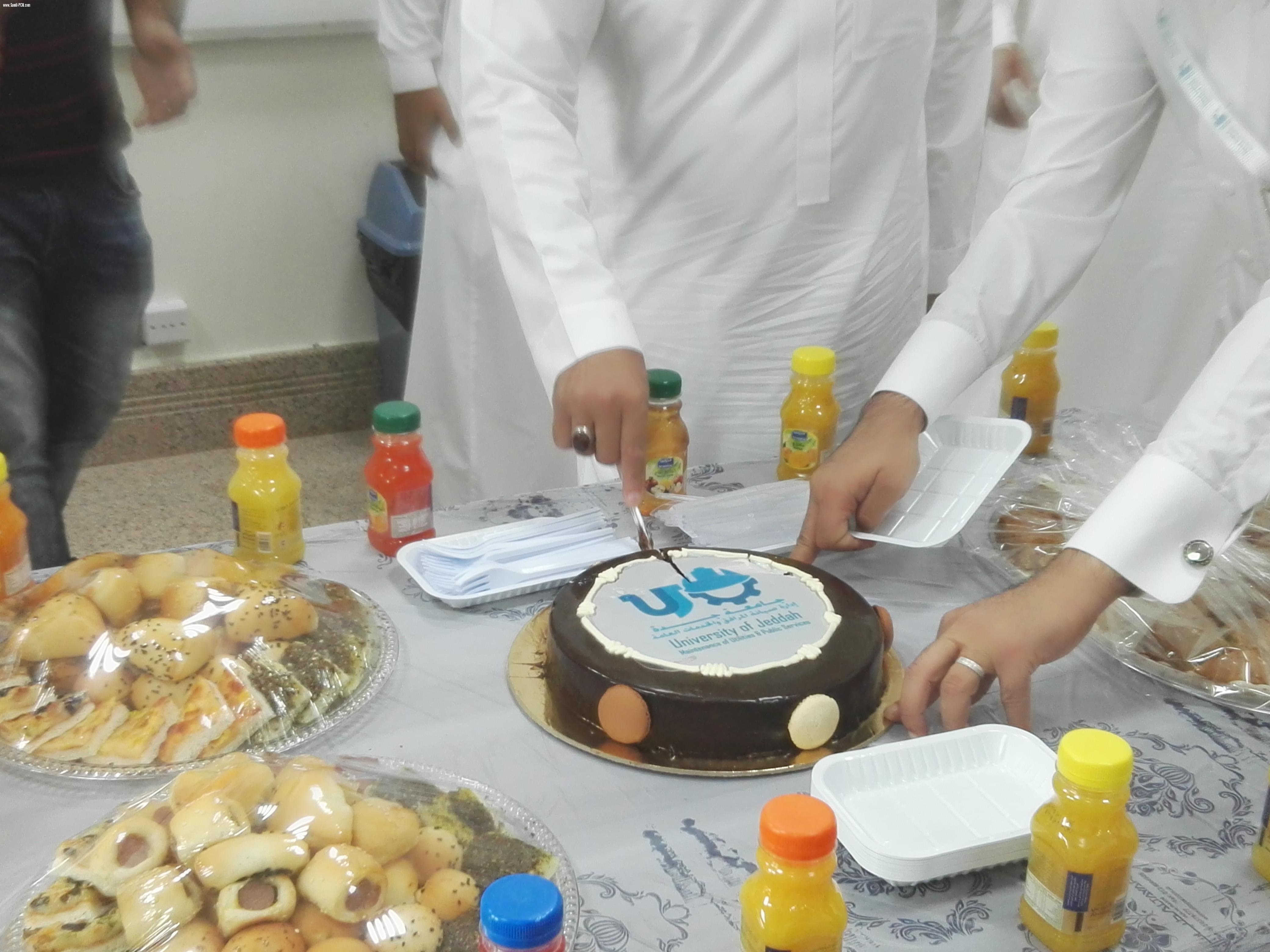 احتفال موظفوا قسم صيانة المرافق والخدمات العامه بجامعة جدة بتجديد تكليف م. محمد معدلي مديرا للإدارة