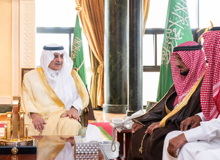 أمير تبوك يستقبل المواطن ناصر البلوي  الذي تنازل عن قاتل ابنه لوجه الله تعالى  