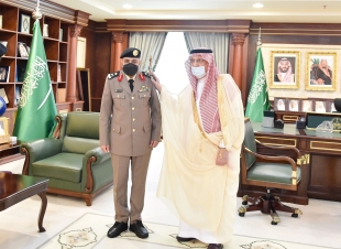 سمو أمير جازان يقلد نائب مدير شرطة المنطقة رتبته الجديدة  ( لواء )