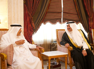 أمير تبوك يزور الشيخ أحمد الخريصي في منزله   