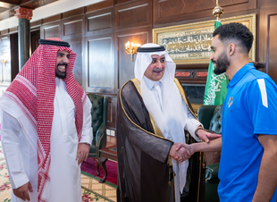 أمير تبوك يستقبل نادي نيوم ويبارك لهم تتويجهم بلقب دوري يلو والصعود إلى دوري روشن  