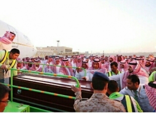 شاهد وصول جثمان الأمير الراحل منصور بن مقرن للرياض ووالده في مقدمة المستقبلين