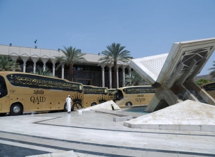 ضيوف برنامج خادم الحرمين يزورون مجمع الملك فهد لطباعة المصحف والمعالم التاريخية بالمدينة المنورة