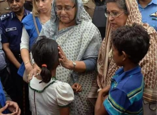 رئيسة وزراء بنغلاديش تزور  تجمعات اللاجئين الروهنجيين وترفع معنوياتهم