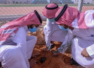 برعاية المشرف العام كليات عنيزة تطلق حملة التشجير 