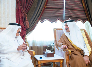 أمير تبوك يزور الشيخ أحمد الخريصي في منزله    