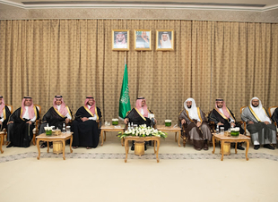 نائب أمير مكة المكرمة يستقبل عددا من المواطنين في قصر الضيافة