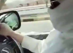 شرطة الشرقية تضبط مواطن سمح لفتاة ملثمة بقيادة سيارته 