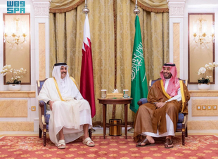 سمو ولي العهد يلتقي أمير دولة قطر