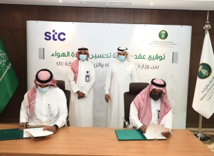 بحضور معالي وزير البيئة  الالتزام البيئي و Stc يوقعان عقد  شراكة لتنفيذ برنامج مبادرة انشاء وحدة مركزية لمراقبة جودة الهواء و الانبعاثات من المصدر