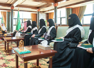 أمير تبوك يستقبل طلاب وطالبات مدارس الملك عبدالعزيز الفائزين في تحدي فيرست التقني للروبوتات  