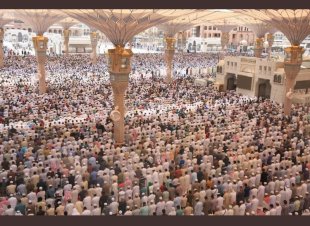 ‏نصف مليون مصلٍ يؤدون آخر جمعة في العام الهجري في ⁧‫المسجد النبوي‬⁩ . ‏⁦‪