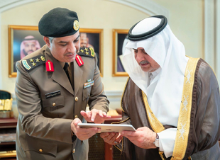 أمير تبوك يطلع على التقرير الإحصائي لمديرية مكافحة المخدرات بالمنطقة 