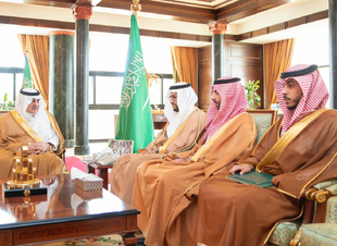 أمير تبوك يستقبل مدير فرع وزارة الصحة بالمنطقة والمدير التنفيذي لهيئة الصحة العامة بالقطاع الشمالي   