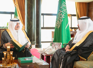 أمير تبوك يطلع على التقرير السنوي لصندوق التنمية الزراعية بالمنطقة  