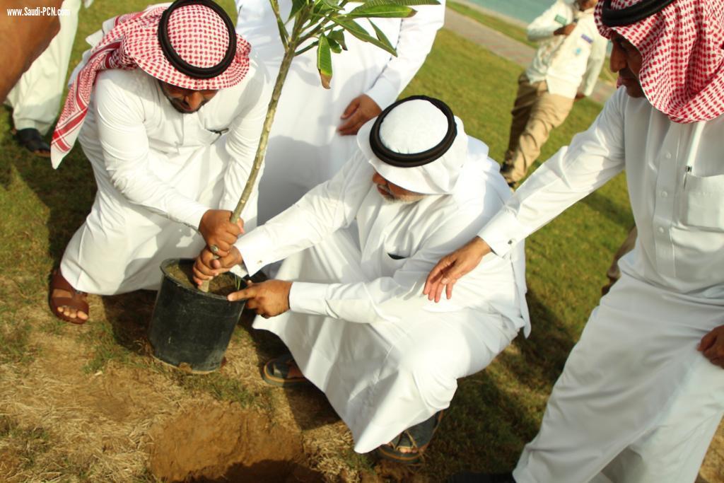 ال عبده يدشن برنامج حماية البيئة ونظافتها