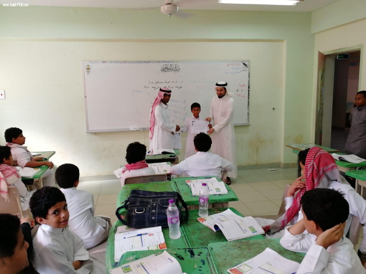 معلم التربية الإسلامية بمتوسطة العيدابي الأولى يكرم الحاصلين على الدرجات النهاية بالفترة الأولى