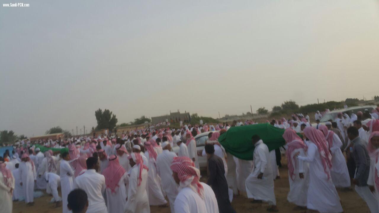 بحضور وكيل محافظة صامطة جموع المصلين تشيع ضحايا حادثة المضايا الصورامة