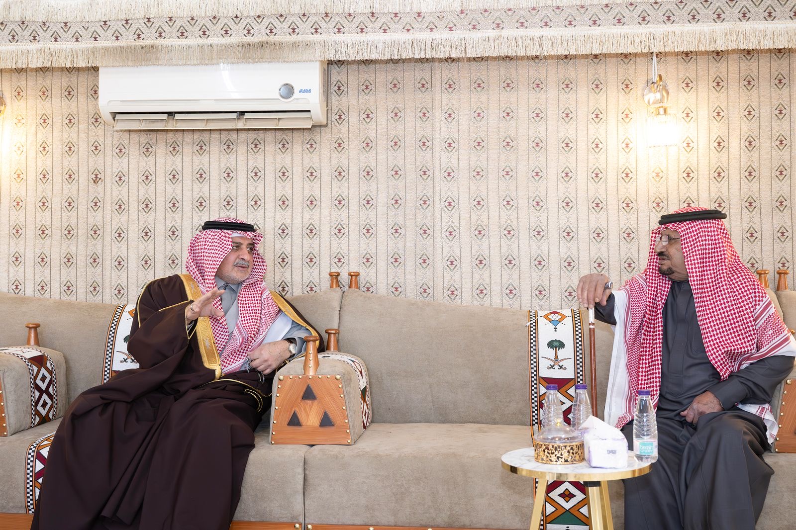 أمير تبوك يزور الشيخ محمد الشعلان وبن حرب والغريض في منازلهم للاطمئنان على صحتهم   