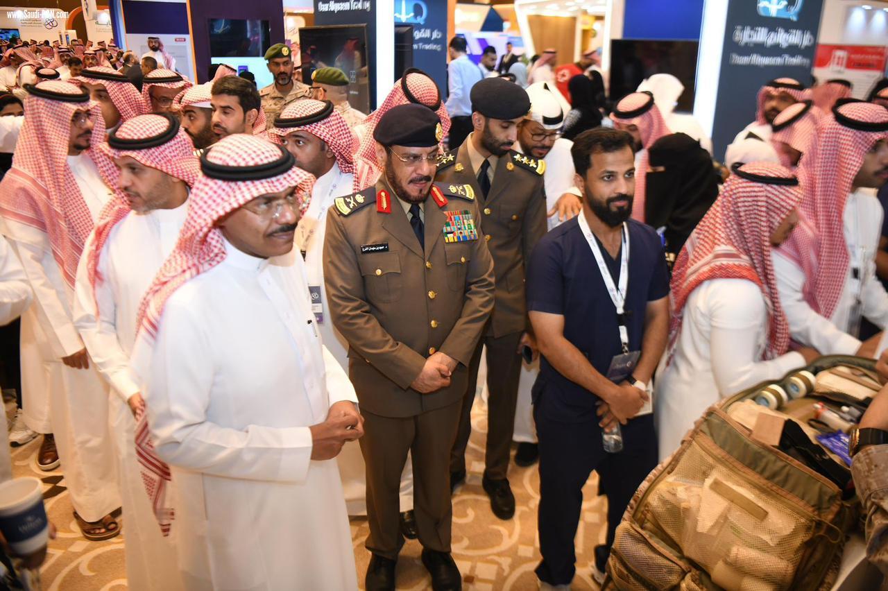 مساعد وزير الصحة يزور جناح الدفاع المدني في المعرض المصاحب للمؤتمر السعودي للخدمات الإسعافية .