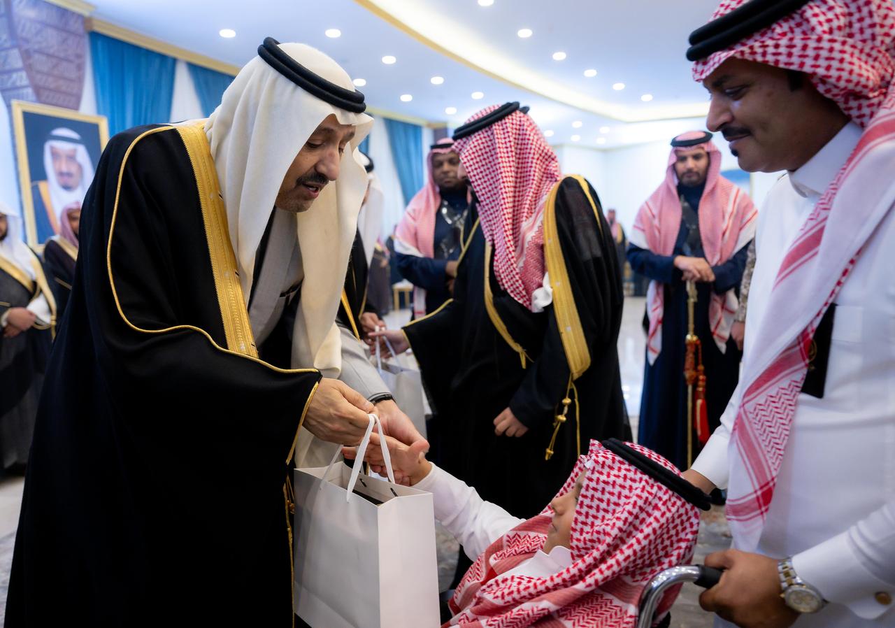 أمير الباحة يستضيف أطفال جمعية الأطفال ذوي الإعاقة على مائدة السحور ويشيد بجهود الجمعية