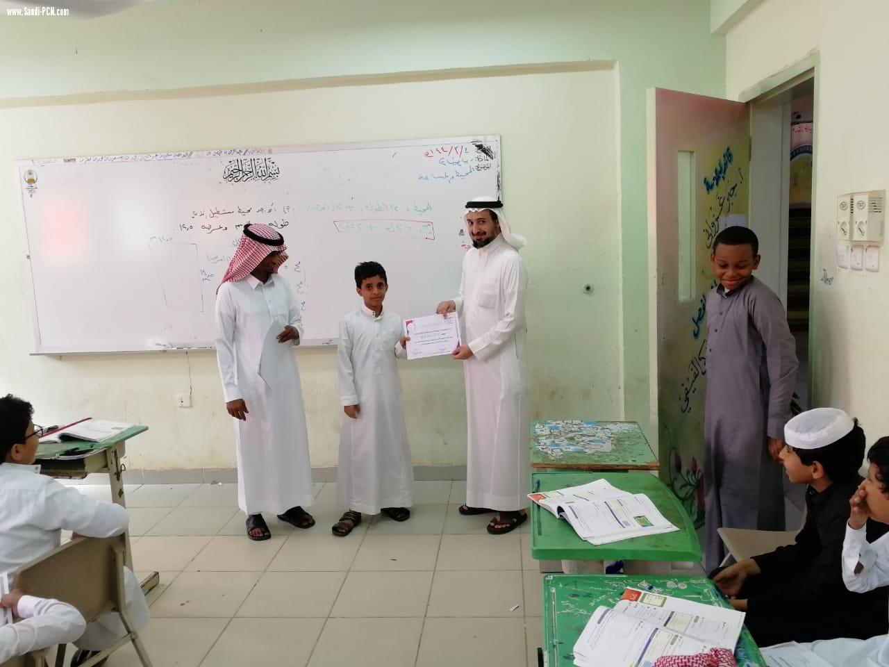معلم التربية الإسلامية بمتوسطة العيدابي الأولى يكرم الحاصلين على الدرجات النهاية بالفترة الأولى