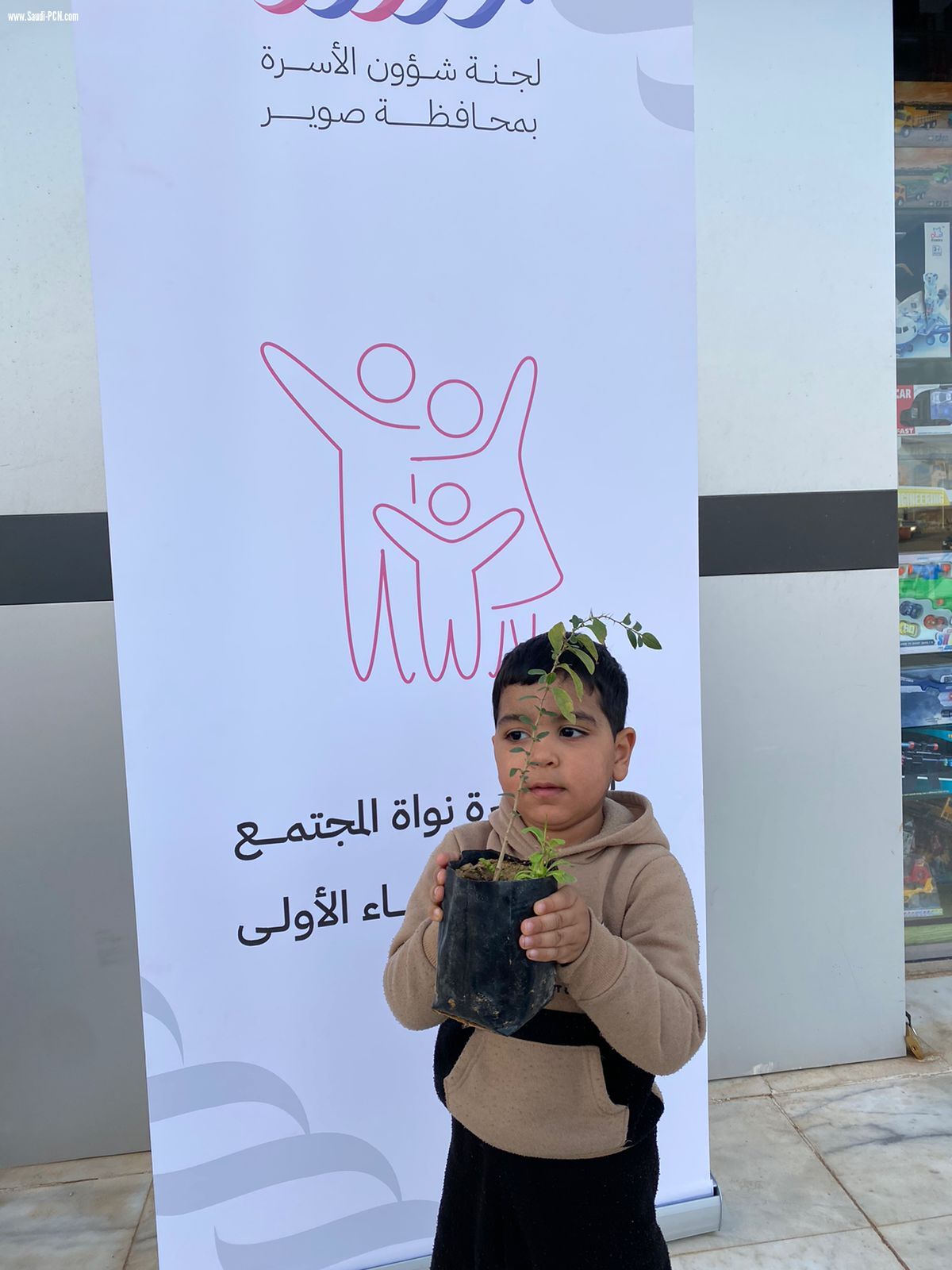 توزيع ١٠٠شتلة بمحافظة صوير ضمن مبادرة السعودية الخضراء