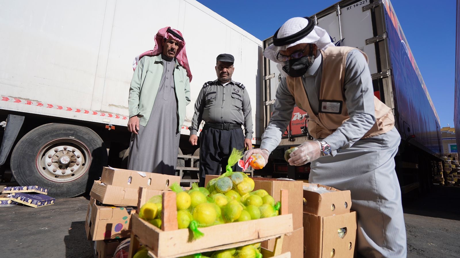 فرع البيئة بتبوك يضبط أكثر من 1200 كيلو من المنتجات الزراعية الفاسدة في السوق المركزي