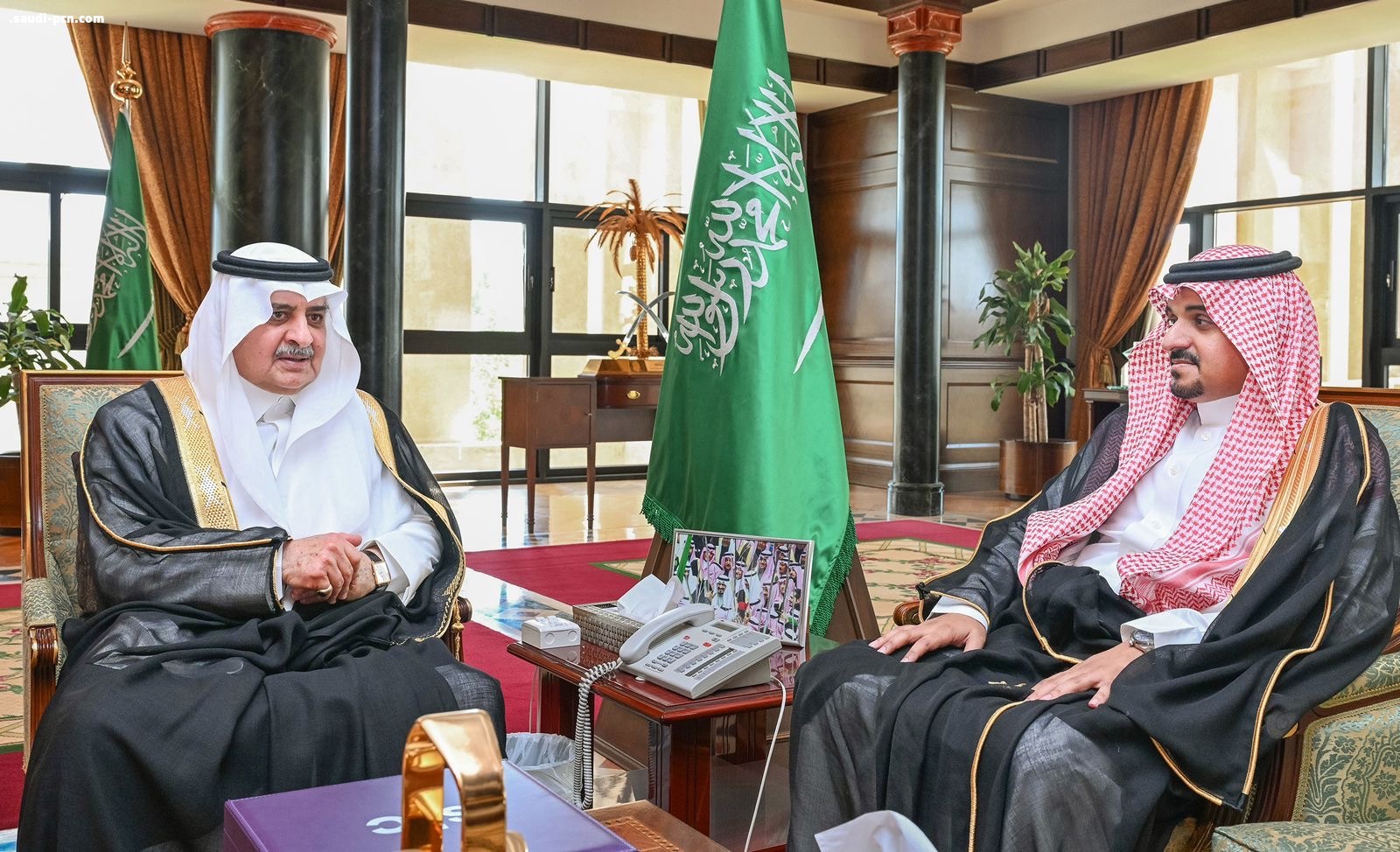 أمير تبوك يستعرض المشاريع والمبادرات لشركة الاتصالات السعودية بالمنطقة 